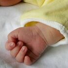 Mamma in coma porta a termine la gravidanza: parto cesareo, la 23enne è fuori pericolo e iI neonato sta bene