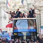 Euro 2020, delirio azzurro nel centro di Roma: il pullman dell'Italia tra due ali di folla. Chiellini: «Dedicata a Davide Astori»