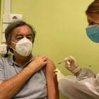 Roberto Burioni si vaccina contro il Covid: «Efficace e sicuro, un miracolo della scienza»