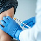 Vaccino Covid nel Lazio, dal 14 luglio prenotazioni per la quarta dose agli over 60: riaprono gli hub