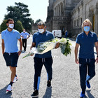 Lazio, una delegazione della squadra ha deposto una corona di fiori al cimitero di Bergamo