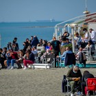 Ostia, folla record sul litorale (e a Fiumicino scatta la pedonalizzazione)