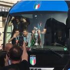 Italia campione d'Europa, il pullman della Nazionale accolto dai tifosi per le vie di Roma