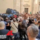 No Green Pass, scontri con la polizia in piazza del Popolo, lancio di sedie e assedio a blindato