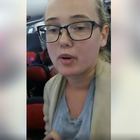 Studentessa blocca il volo per impedire rimpatrio di un rifugiato: la diretta Fb condivisa migliaia di volte