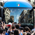 L'Italia campione d'Europa in via Nazionale: tifosi in festa bloccano il pullman per strada (foto Davide Fracassi/Ag.Toiati)
