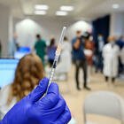 Il dentista no-vax del braccio di silicone si è vaccinato: ora può riaprire il suo studio