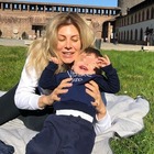 Paola Caruso porta il figlio al parco a Milano e posta la foto. Fan furiosi: «Chiamate la polizia»