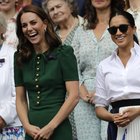 Meghan Markle e Kate Middleton sorridenti in tribuna a Wimbledon: le duchesse rivali hanno fatto pace?