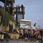 Frana la scogliera sulla spiaggia dei surfisti affollatissima: tre morti