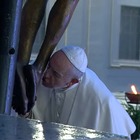 Coronavirus, Papa Francesco prega a San Pietro: «È tempo di reimpostare la rotta della vita»