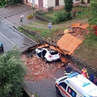 Nubifragi e vento a 140 all'ora in Toscana: morti un uomo e una donna a Lucca e Carrara travolti dagli alberi
