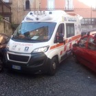 Napoli, le auto in doppia fila bloccano l'ambulanza e il soccorso non arriva: morta una donna