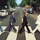 Coronavirus, la storica Abbey Rood dei Beatles si rifà il look nel lockdown: strisce pedonali come nuove
