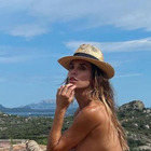 Elisabetta Canalis in topless accovacciata sul tetto. Fan increduli: «Si vede tutto...»