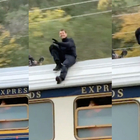 Norvegia, Tom Cruise li saluta dal tetto del treno: i ragazzi non credono ai loro occhi