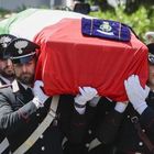 Carabiniere ucciso, in migliaia ai funerali e le lacrime della moglie sulla bara. Generale Nistri: «Polemiche non siano la dodicesima coltellata»