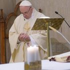Papa Francesco chiede di monitorare la violenza domestica, troppi femminicidi durante la quarantena