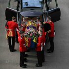 Regina Elisabetta, terminato il funerale: tra i fiori sul feretro il biglietto di re Carlo
