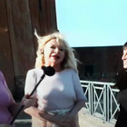 Sandra Milo, gaffe "hot" a Vita in Diretta: «Si accoppia con chiunque...». Imbarazzo in studio