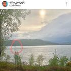 Ezio Greggio fotografa il mostro di Loch Ness: è una bufala?