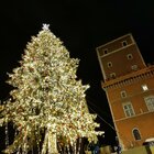 Roma, l'accensione dell'albero di Natale di piazza Venezia illuminato dai pannelli solari VIDEO