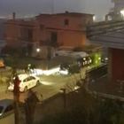 Roma, tassista aggredito da tre clienti, gli rubano il taxi ma si schiantano su un muro. «40 minuti di terrore»