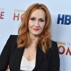 Jk Rowling rompe il silenzio e torna a rispondere alle accuse di transfobia
