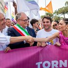Roma Pride, corteo da piazza della Repubblica a piazza Venezia. «Siamo in 900mila». Elodie madrina