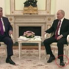 Putin, lo strano movimento del piede