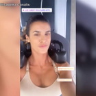 Elisabetta Canalis super sexy allenamento di pilates: la showgirl diventa personal trainer VIDEO