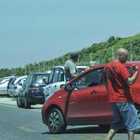 Coronavirus Roma, ai «cancelli» di Ostia sosta vietata alle auto: «Al mare solo con i bus»