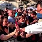 Salvini ad Avezzano saluta folla di sostenitori tra selfie (senza mascherina) e strette di mano