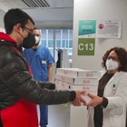 Portano le pizze nell'hub vaccinale di Monza: insultati dai no vax i ragazzi autistici di PizzaAut