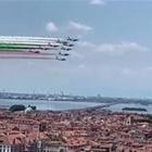 Lo spettacolare volo delle Frecce Tricolori su Venezia