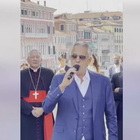 Venezia, Andrea Bocelli con il “Nessun dorma” incanta sul Ponte di Rialto