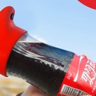 La bottiglia di Coca Cola che fa i selfie