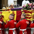 Regina Elisabetta, diretta funerale: il feretro è stato portato all'interno dell'abbazia di Westminster