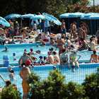 Sole e caldo: a Milano assalto a Idroscalo e piscine...