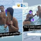 Mahmood, che gaffe in Sardegna: due fan gli chiedono un selfie, a lui cade il telefono in mare