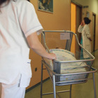 Arezzo, muore a 31 anni per un infarto durante il travaglio in sala parto: salva la neonata