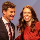 Omicron, nuove restrizioni anti-Covid in Nuova Zelanda, la premier costretta a rinviare le nozze: «Non sono diversa dagli altri»