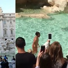 I PRECEDENTI Fa il bagno nudo nella fontana di Trevi: fermato dai vigili
