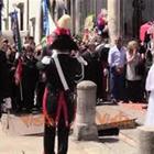 Carabiniere ucciso a Roma, una nuvola di palloncini saluta il feretro che lascia la chiesa