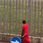 Mantova, nigeriano armato di ascia aggredisce in strada i passanti: distrutta l'auto dei carabinieri, arrestato