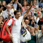 Wimbledon, Federer eliminato in tre set da Hurkacz. Il campione svizzero esce tra gli applausi VIDEO