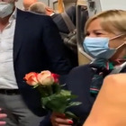 Alitalia, ultimo volo: passeggeri consegnano fiori alla hostess