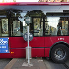 Roma, bus fa inversione sui binari del tram e resta bloccato a Piazza Vittorio