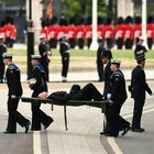 Poliziotto sviene durante i funerali: attimi di paura, portato via in barella