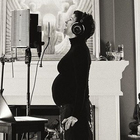 Alanis Morissette incinta del terzo figlio, l'annuncio su Instagram: «Così tante novità»